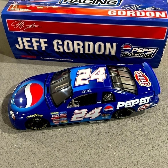 B1G1F - NASCAR - Jeff Gordon #24 Pepsi Racing 1999 Monte Carlo 1:24 - Picture 1 of 8